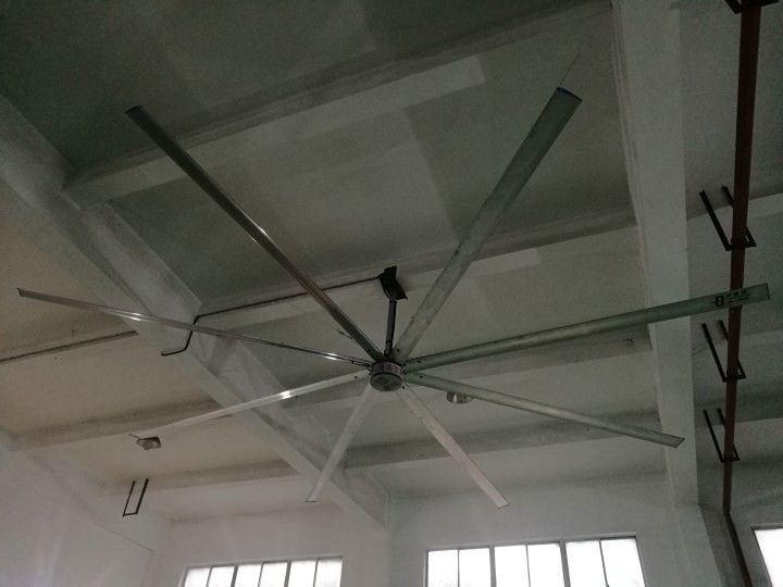 Potente ventilatore da soffitto industriale a 6 pale, 10m3/min di volume d'aria/W, 1500w di potenza in ingresso