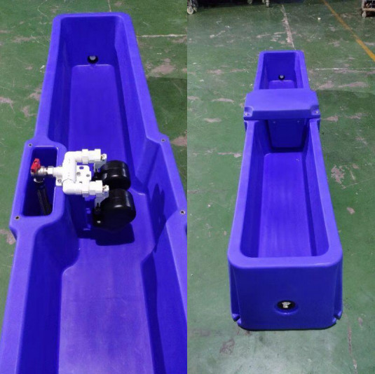Aguazzone automatico blu a temperatura controllata per il bestiame con controllo della temperatura integrato per il bestiame