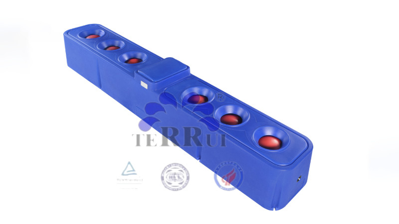 Blu 300L LLDPE acquazzone automatico per il bestiame con 6 apparecchi elettrici per il riscaldamento del bestiame