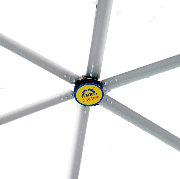 Potente ventilatore di soffitto industriale con motore EC senza spazzole avanzato e imponente diametro di 7300 mm
