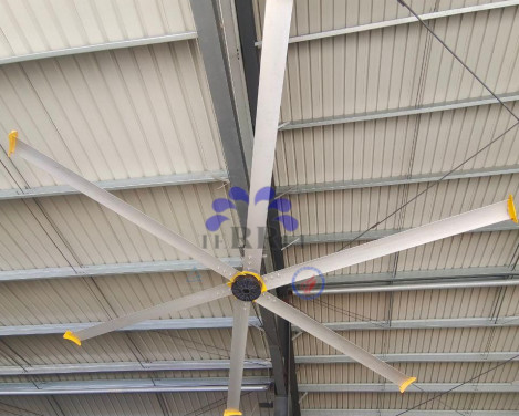 Potente ventilatore di soffitto industriale con motore EC senza spazzole avanzato e imponente diametro di 7300 mm