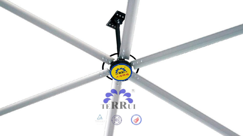 Potente ventilatore di soffitto industriale con motore EC senza spazzole avanzato e imponente diametro di 7300 mm