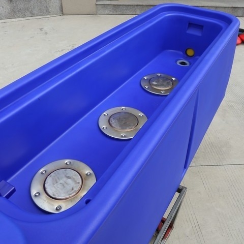 Abbeveratoio per bestiame ad alta capacità con altezza di abbeveraggio di 55 cm/1,8 piedi. 300L/79gal. e dimensioni di 400*67*68cm/13,1*2,2*2,2