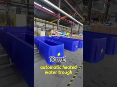 Serbatoio d'acqua blu per il bestiame con controllo automatico